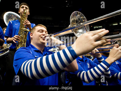 Le ore di lavoro straordinario. 13 Mar, 2016. Kentucky band esegue durante la SEC campionato di pallacanestro domenica 13 marzo, 2016. Il Kentucky ha vinto in 82-77 ore di lavoro straordinario. © csm/Alamy Live News Foto Stock