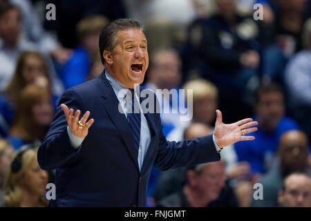 Le ore di lavoro straordinario. 13 Mar, 2016. Kentucky head coach John Calipari durante il SEC campionato di pallacanestro domenica 13 marzo, 2016. Il Kentucky ha vinto in 82-77 ore di lavoro straordinario. © csm/Alamy Live News Foto Stock