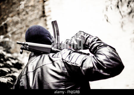 Un uomo con un fucile mitragliatore, Germania, Berlino, 20. Maggio 2015. Foto: picture alliance/Robert Schlesinger Foto Stock
