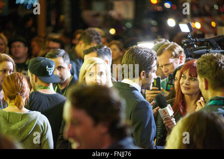 Austin TX, Stati Uniti d'America 13 marzo 2016. Jake Gyllenhaal fa un colloquio, mentre la folla enorme tenta di ottenere un assaggio di lui sul tappeto rosso durante gli Stati Uniti Il premier del suo nuovo film 'Demolition' al SXSW di Austin, TX, Stati Uniti d'America (c) Jon-Paul Jones/Alamy Live News Foto Stock