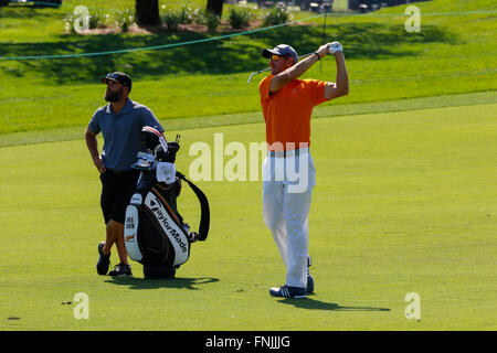 Orlando, Florida, Stati Uniti d'America. Il 15 marzo, 2016. Migliaia di spettatori si è rivelato al giorno di pratica del Bay Hill Invitational Golf Tournament organizzato da Arnold Palmer. Il invitati professionisti includono Jason giorno, Chris boschi,Francesco Molinari, Mark Hubbard e KJ Choi. Credito: Findlay/Alamy Live News Foto Stock