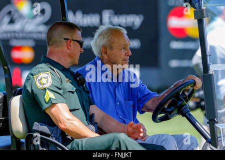 Orlando, Florida, Stati Uniti d'America. Il 15 marzo, 2016. Migliaia di spettatori si è rivelato al giorno di pratica del Bay Hill Invitational Golf Tournament organizzato da Arnold Palmer. Il invitati professionisti includono Jason giorno, Chris boschi,Francesco Molinari, Mark Hubbard e KJ Choi. Credito: Findlay/Alamy Live News Foto Stock