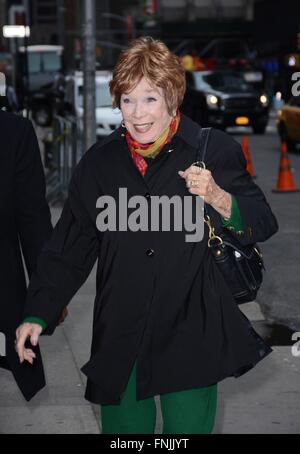 New York, NY, STATI UNITI D'AMERICA. Xv Mar, 2016. Shirley MacLaine fuori e circa per celebrità Candids - MER, New York, NY Marzo 15, 2016. Credito: Derek Storm/Everett raccolta/Alamy Live News Foto Stock