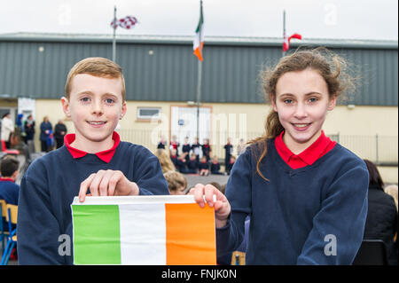 Durrus, Irlanda. Il 15 marzo, 2016. Gli alunni James Padre Mallon ha e Cahernane Stock a visualizzare le loro classi versione dell'annuncio in Carrigboy Scuola nazionale, Durrus, sulla proclamazione giorno che era stata organizzata per commemorare gli eventi del 1916. Credito: Andy Gibson/Alamy Live News. Foto Stock
