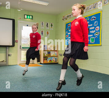 Durrus, Irlanda. Il 15 marzo, 2016. Gli alunni e le sorelle Caitlin e Alicia Molloy eseguire una danza irlandese per assemblare i genitori a St James Scuola nazionale, Durrus, sulla proclamazione giorno che era stata organizzata per commemorare gli eventi del 1916. Credito: Andy Gibson/Alamy Live News. Foto Stock