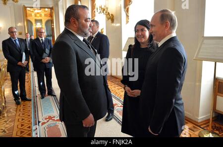 Mosca, Russia. Il 15 marzo, 2016. Il presidente russo Vladimir Putin parla con il Re Mohammed VI del Marocco a seguito del loro incontro bilaterale al Cremlino Marzo 15, 2016 a Mosca, in Russia. Foto Stock