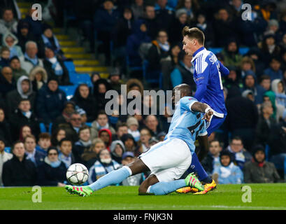 Etihad Stadium, Manchester, Regno Unito. Xv Mar, 2016. Champions League. Manchester City contro Dinamo Kiev. Manchester City defender Eliaquim Mangala prende la palla fuori Dinamo Kiev centrocampista Viktor Tsygankov. Credito: Azione Sport Plus/Alamy Live News Foto Stock