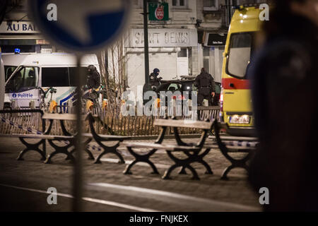 Bruxelles, Belgio. Xv Mar, 2016. Raid ufficiali torna dalla zona dove l'attacco ha avuto luogo. I funzionari di Bruxelles ha confermato una grande operazione era in corso che coinvolga polizia indagare il 13 novembre tiri quando almeno un pistolero aprì il fuoco, anche se i media locali hanno riferito la caccia che seguirono come il coinvolgimento di due sospetti. Credito: Aurore Belot/Pacific Press/Alamy Live News Foto Stock