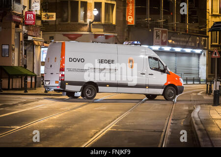 Bruxelles, Belgio. Xv Mar, 2016. Un furgone dalla miniera-clearing services è visto prossimi alla zona di ripresa. I funzionari di Bruxelles ha confermato una grande operazione era in corso che coinvolga polizia indagare il 13 novembre tiri quando almeno un pistolero aprì il fuoco, anche se i media locali hanno riferito la caccia che seguirono come il coinvolgimento di due sospetti. Credito: Aurore Belot/Pacific Press/Alamy Live News Foto Stock