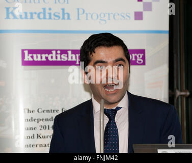 Londra, Regno Unito. Il 15 marzo, 2016. Ibrahim Dogus testa del progresso curda si rivolge a persone che celebra l'Kurish Anno Nuovo Newroz ricevimento e cerimonia di premiazione a Portcullis House, il Parlamento. Credito: Prixpics/Alamy Live News Foto Stock