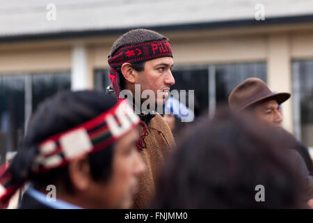 Rio Bueno, Cile. Marzo 15, 2015. I membri di Mapuche comunità indigene di Pilmaiquen hanno marciato in tribunale per partecipare all'audizione trial preparazione dei detenuti Lof Marriao Collihuinca comunità, in Rio Bueno, Cile. Credito: Fernando Lavoz / Alamy Live News. Foto Stock