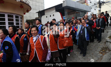 Kathmandu, Nepal. Xv Mar, 2016. I turisti cinesi arrivano a Kathmandu, Nepal, Marzo 15, 2016. Il Nepal ha ricevuto un cinese grande gruppo turistico di circa 150 persone su Martedì, quasi 11 mesi dopo l'ultimo anno di Aprile 25 devastante terremoto. © Sunil Sharma/Xinhua/Alamy Live News Foto Stock