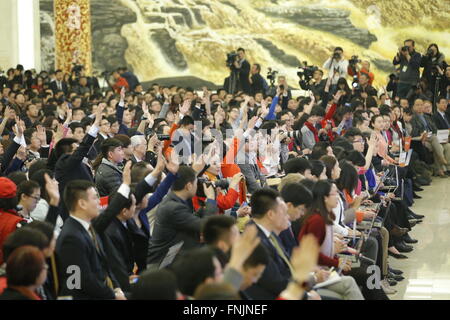 Pechino, Cina. 16 Mar, 2016. I giornalisti alzare le mani per porre domande durante una conferenza stampa tenuta dal Premier cinese LI Keqiang presso la Grande Sala del Popolo di Pechino, capitale della Cina, 16 marzo 2016. Credito: Ju Peng/Xinhua/Alamy Live News Foto Stock