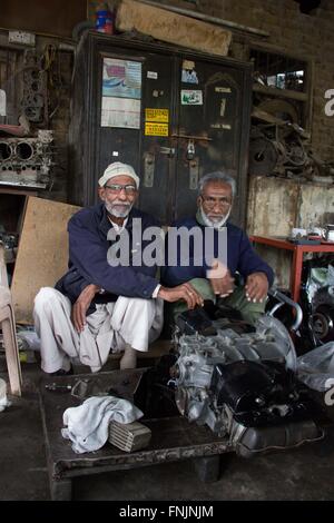 Murree, Pakistan. Xii Mar, 2016. Khaled Mehsud (L), un meccanico della Volkswagen Club in Pakistan, pone a Murree, Pakistan, 12 marzo 2016. Egli ha imparato a fissare VW Maggiolini dal più grande importatore di automobili Volkswagen negli anni sessanta, motori moderni. Oggi egli è in esecuzione di una riparazione auto shop specializzato in VW Maggiolini, uno degli ultimi nel paese. Foto: Christine-FELICE ROEHRS/dpa/Alamy Live News Foto Stock