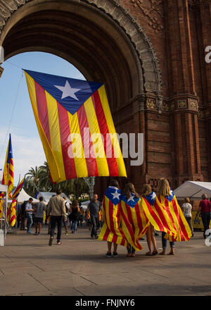 Barcellona, Spagna. Undicesimo Sep, 2015. Persone marzo indossando la bandiera catalana all'Arc de Triomf di Barcellona. Barcellona è stato un mare di rosso e giallo come la folla portando bandiere separatisti hanno marciato in città per celebrare il catalano Giornata Nazionale. Gli organizzatori spera di attirare almeno mezzo milione di persone per un pro-indipendenza rally usando lo slogan 'cominciamo a costruire un nuovo paese". La Estelada o "Lone Star bandiera" è una Bandiera non ufficiale tipicamente percorse da catalano separatisti per esprimere il loro sostegno ad un organismo indipendente la Catalogna. © Ruaridh Stewart/ZUMA filo/ZUMAPRESS.com/Alamy Live News Foto Stock