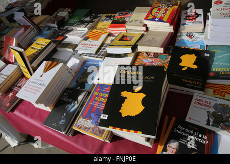 Barcellona, Spagna. Undicesimo Sep, 2015. Libri in vendita discutere possibili Catalogna indipendenza. Persone marzo indossando la bandiera catalana all'Arc de Triomf di Barcellona. Barcellona è stato un mare di rosso e giallo come la folla portando bandiere separatisti hanno marciato in città per celebrare il catalano Giornata Nazionale. Gli organizzatori spera di attirare almeno mezzo milione di persone per un pro-indipendenza rally usando lo slogan 'cominciamo a costruire un nuovo paese". © Ruaridh Stewart/ZUMA filo/ZUMAPRESS.com/Alamy Live News Foto Stock