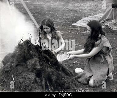 1964 - trascorrere la notte lontano da casa, vivendo come grotta di uomini in un 12 ft longhouse lungo, una casa preistorica di paglia e argilla forniti dall'acqua locale scheda, che hanno costruito il loro tempo libero nei giardini del parco di segale scuola, sono bambini provenienti da due scuole a Hoddesdon, Hertz. I ragazzi e le ragazze di lombo di indossare i panni fatta di saccheggi e i loro letti sono di paglia e canne secche. Il loro cibo include carne arrostita su uno spiedo su un fuoco aperto. L idea del viaggio nel passato è quello del signor William Laar, preside di segala Parco junior school, e il Sig. David Martin, preside di Sheredes com Foto Stock