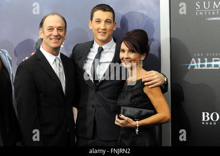 La città di New York. Xiv Mar, 2016. Miglia Teller con genitori Mike Teller e allegro fiori frequentare il 'Allegiant' New York premiere a AMC Lincoln Square Theatre su Marzo 14, 2016 a New York City. © dpa/Alamy Live News Foto Stock