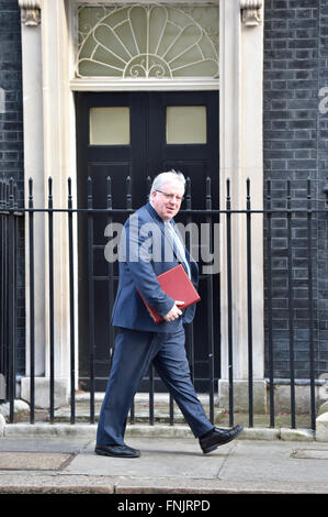 A Downing Street, Londra, Regno Unito. 16 marzo, 2016. Arrivano i ministri per la riunione del consiglio dei ministri in vista del bilancio 2016 Credit: Alan West/Alamy Live News Foto Stock