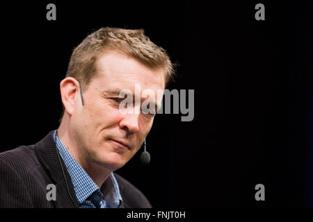 Colonia, Germania. Xv Mar, 2016. Scrittore britannico David Mitchell raffigurata sul palco della letteratura internazionale festival Lit.Cologne a Colonia, Germania, 15 marzo 2016. Mitchell's nuovo libro "L'Osso Orologi " è un thriller metafisico, un trattamento morale e cronaca della nostra auto-distruttive azioni. Lit.Cologne, in Europa il più grande festival della letteratura secondo gli organizzatori, corre fino al 19 marzo 2016. Foto: ROLF VENNENBERND/dpa/Alamy Live News Foto Stock