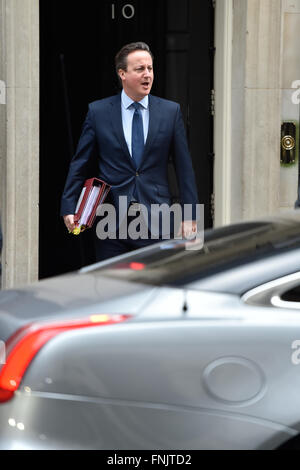 A Downing Street, Londra, Regno Unito. 16 marzo, 2016. Il Primo Ministro David Cameron lascia Downing Street davanti al bilancio 2016 Credit: Alan West/Alamy Live News Foto Stock