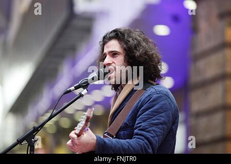 Londra, UK, 16 marzo 2016 - chitarrista, King Charles esegue al momento del lancio. Mattina pendolari sono trattati con una varietà unica mostra da musicisti e artisti di strada durante le ore di punta alla stazione di King Cross a il primo al mondo mai International musicista di strada giorno viene annunciato dal sindaco di Londra. Credito: Dinendra Haria/Alamy Live News Foto Stock