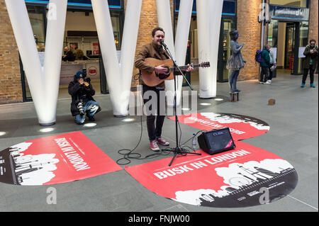 Londra, Regno Unito. Il 16 marzo 2016. Il chitarrista Charlie foro esegue Buskers e artisti di strada intrattenere pendolari di quest'anno. Busk a Londra programma è lanciato. Supportata dal sindaco di Londra e il festival internazionale unisce musicista di strada di giorno e musicista di strada nazionale giorno iniziative per celebrare spettacoli di strada. Credito: Stephen Chung / Alamy Live News Foto Stock