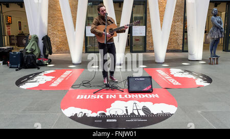 Londra, Regno Unito. Il 16 marzo 2016. Il chitarrista Charlie foro esegue Buskers e artisti di strada intrattenere pendolari di quest'anno. Busk a Londra programma è lanciato. Supportata dal sindaco di Londra e il festival internazionale unisce musicista di strada di giorno e musicista di strada nazionale giorno iniziative per celebrare spettacoli di strada. Credito: Stephen Chung / Alamy Live News Foto Stock