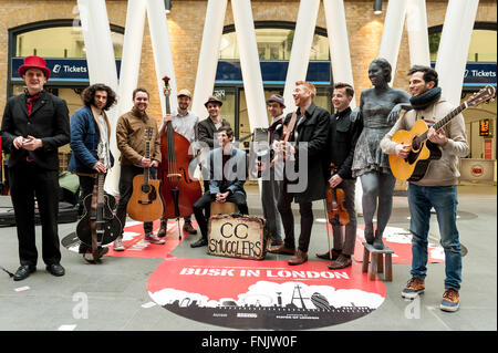 Londra, Regno Unito. Il 16 marzo 2016. (L a R) Magic Shaun, King Charles, Charlie foro, CC contrabbandieri, Signora di pietra e Luca Fiore posano per una foto di gruppo. Questi musicisti e artisti di strada intrattenuti mattina pendolari nella stazione di King Cross, come questo anno di Busk a Londra programma è lanciato. Supportata dal sindaco di Londra, il festival si unisce al musicista di strada internazionale di giorno e musicista di strada nazionale giorno iniziative per celebrare spettacoli di strada. Credito: Stephen Chung / Alamy Live News Foto Stock