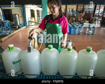 Divieto canzone, Prachin Buri, Thailandia. 16 Mar, 2016. Un lavoratore guarnizioni di bottiglie di acqua in acqua di un impianto di imbottigliamento in Ban canzone. L'impianto è stato aperto per 11 anni e viene segnalato che la domanda è aumentata al di sopra della normale di quest'anno, perché le persone sono più comprare acqua in bottiglia perché acqua di sale ha invaso il locale di fornitura di acqua. Alcune persone acquistano la bottiglia d'acqua per lavare e bagnare con a causa dell'intrusione salina. La siccità in Thailandia sta peggiorando e si è diffuso in 14 province nel cuore agricolo della Thailandia. Europee lungo il Bang Pakong, il fiume che scorre int Foto Stock