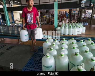 Divieto canzone, Prachin Buri, Thailandia. 16 Mar, 2016. Un lavoratore porta le bottiglie di acqua al di fuori di un'acqua impianto di imbottigliamento di Ban canzone. L'impianto è stato aperto per 11 anni e viene segnalato che la domanda è aumentata al di sopra della normale di quest'anno, perché le persone sono più comprare acqua in bottiglia perché acqua di sale ha invaso il locale di fornitura di acqua. Alcune persone acquistano la bottiglia d'acqua per lavare e bagnare con a causa dell'intrusione salina. La siccità in Thailandia sta peggiorando e si è diffuso in 14 province nel cuore agricolo della Thailandia. Europee lungo il Bang Pakong River, flo Foto Stock