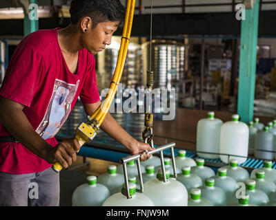 Divieto canzone, Prachin Buri, Thailandia. 16 Mar, 2016. Un lavoratore porta le bottiglie di acqua al di fuori di un'acqua impianto di imbottigliamento di Ban canzone. L'impianto è stato aperto per 11 anni e viene segnalato che la domanda è aumentata al di sopra della normale di quest'anno, perché le persone sono più comprare acqua in bottiglia perché acqua di sale ha invaso il locale di fornitura di acqua. Alcune persone acquistano la bottiglia d'acqua per lavare e bagnare con a causa dell'intrusione salina. La siccità in Thailandia sta peggiorando e si è diffuso in 14 province nel cuore agricolo della Thailandia. Europee lungo il Bang Pakong River, flo Foto Stock