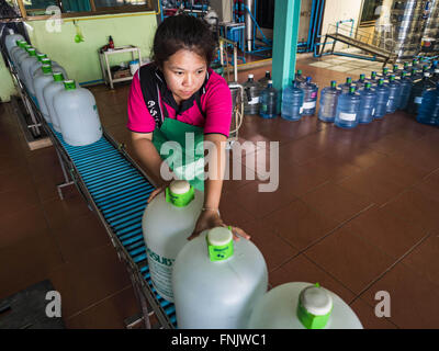 Divieto canzone, Prachin Buri, Thailandia. 16 Mar, 2016. Un lavoratore spinge le bottiglie di acqua in giù la linea in corrispondenza di un'acqua impianto di imbottigliamento di Ban canzone. L'impianto è stato aperto per 11 anni e viene segnalato che la domanda è aumentata al di sopra della normale di quest'anno, perché le persone sono più comprare acqua in bottiglia perché acqua di sale ha invaso il locale di fornitura di acqua. Alcune persone acquistano la bottiglia d'acqua per lavare e bagnare con a causa dell'intrusione salina. La siccità in Thailandia sta peggiorando e si è diffuso in 14 province nel cuore agricolo della Thailandia. Europee lungo il Bang Pakong Fiume, Foto Stock