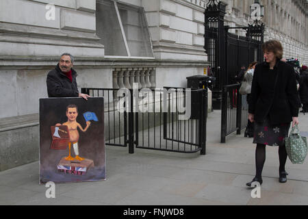 Westminster London,UK. 16 marzo 2016. Chansonnier artista Kaya Mar al di fuori di Downing street come Cancelliere George Osborne offre il suo ottavo bilancio alla House of Commons e si prevede di includere nuove misure di austerità un aumento delle accise sul carburante e 4 miliardi di tagli di spesa Credito: amer ghazzal/Alamy Live News Foto Stock