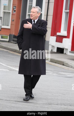 Aberystwyth, Wales, Regno Unito. 16 marzo, 2016. L' entroterra y gwyll set cinematografico ritorna alla promenade con Ed thomas ( giacca blu ) dirigere una scena con Aneirin Hughes , CS Brian Prosser ( mantello nero ) Foto Stock