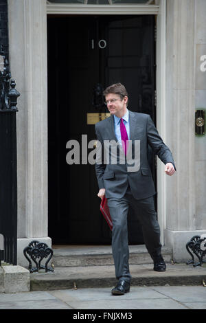 Londra, Regno Unito. 16 Mar, 2016. L'Rt Hon Greg Clark MP lascia Downing Street dopo una riunione del gabinetto in vista del bilancio 2016 Credit: Alan West/Alamy Live News Foto Stock