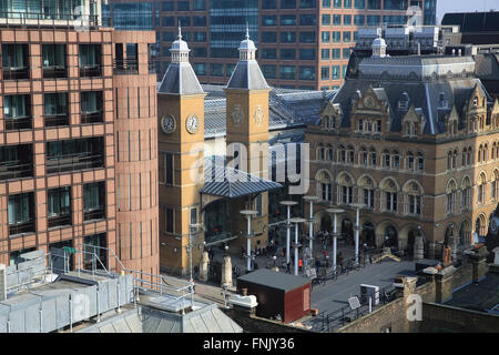 Il lato ingresso della stazione di Liverpool Street, a Liverpool Street a Londra, Inghilterra, Regno Unito Foto Stock