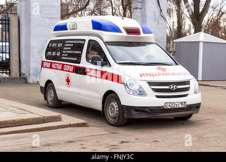Ambulanza auto parcheggiate in strada. Testo in russo: "la prima ambulanza privato' Foto Stock