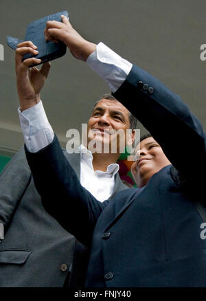 Presidente Correa pone con gli studenti alla sua scuola dell infanzia in Guayaquil durante le riprese di Ecuador: Royal Tour. Foto Stock