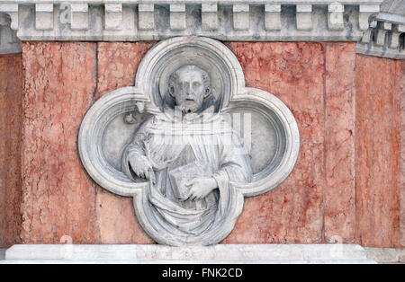 San Domenico di Paolo di Bonaiuto rilievo sulla facciata della Basilica di San Petronio a Bologna, Italia, il 04 giugno, 2015 Foto Stock