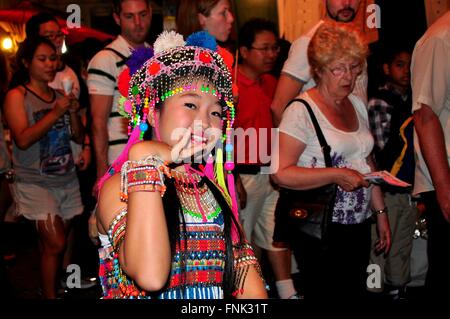 Chiang Mai, Thailandia: Thai ragazza vestita in costume nativo eseguendo danze tradizionali presso la strada a piedi domenica mercato Foto Stock