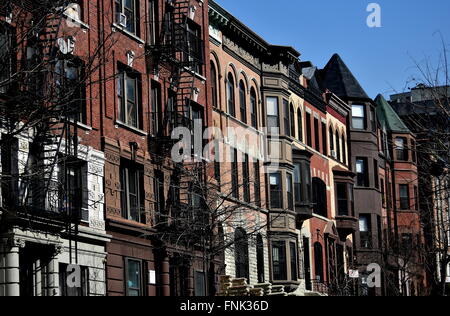 New York City: case di arenaria e case a schiera su West 142th Street in Harlem di Hamilton Heights Foto Stock