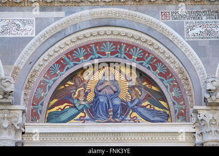 Mosaico di Giuseppe Modena da Lucca, della Vergine Maria, sopra la porta centrale del Duomo di Pisa, Italia Foto Stock