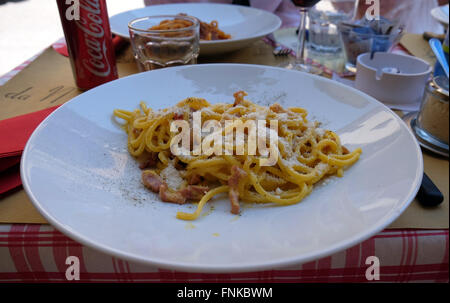 La classica pasta Carbonara servita al di fuori in un ristorante pizzeria a Lucca, Italia, il 06 giugno, 2015 Foto Stock