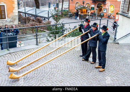 Alphorn giocatori eseguire nel centro storico di Brunico Foto Stock