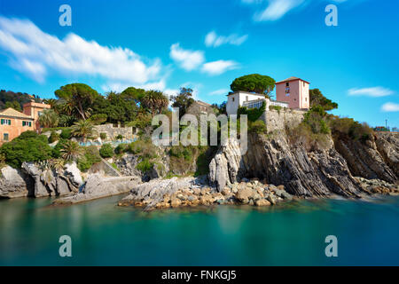 Case sulle rocce al litorale in precedenza indipendenti comune italiano di Nervi Foto Stock