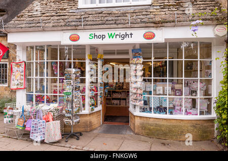 Il Post Office e negozio di articoli da regalo in negozio Broadway , Worcestershire , Inghilterra , Inghilterra , Regno Unito Foto Stock