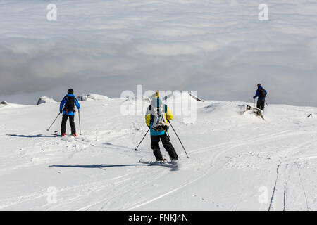 Tre gli sciatori sono alla sommità di un picco di montagna Vitosha. Essi partecipano ad un concorso di freestyle di sciatori e neve Foto Stock