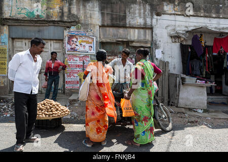 Un gruppo di indiani in piedi a parlare su strada in Maduranthakam, Kancheepuram distretto del Tamil Nadu Foto Stock