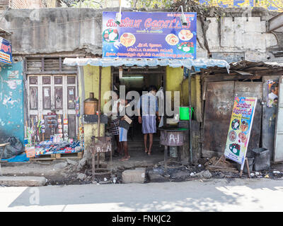 Un gruppo di indiani in un sudicio cafe su strada in Maduranthakam, Kancheepuram distretto del Tamil Nadu Foto Stock